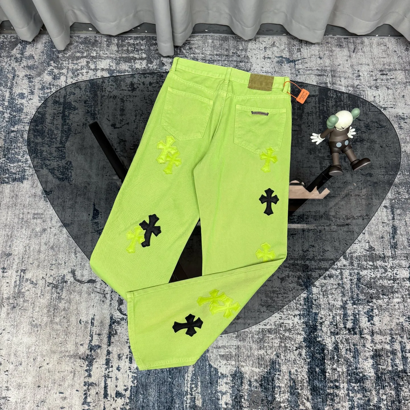 P260 Chrome hearts CH green cow king Yang Mi's same style sex recods limited green cow jeans. Really restores the ultimate texture of Vintage. Italian special cowhide print and cut. Customized sheepskin three-layer thick line leather. The whole is spliced in heavy water washing process. Craftsmen hand-splash ink. You can see the details. Three-dimensional cutting version. Loose and comfortable. Not picky about the figure. Makes taller and slimmer. Seiko factory. Original quality control. Same style for men and women. Can be matched with couples. Versatile recommendation. Essential jeans for all seasons Color: Green Size: S-XL